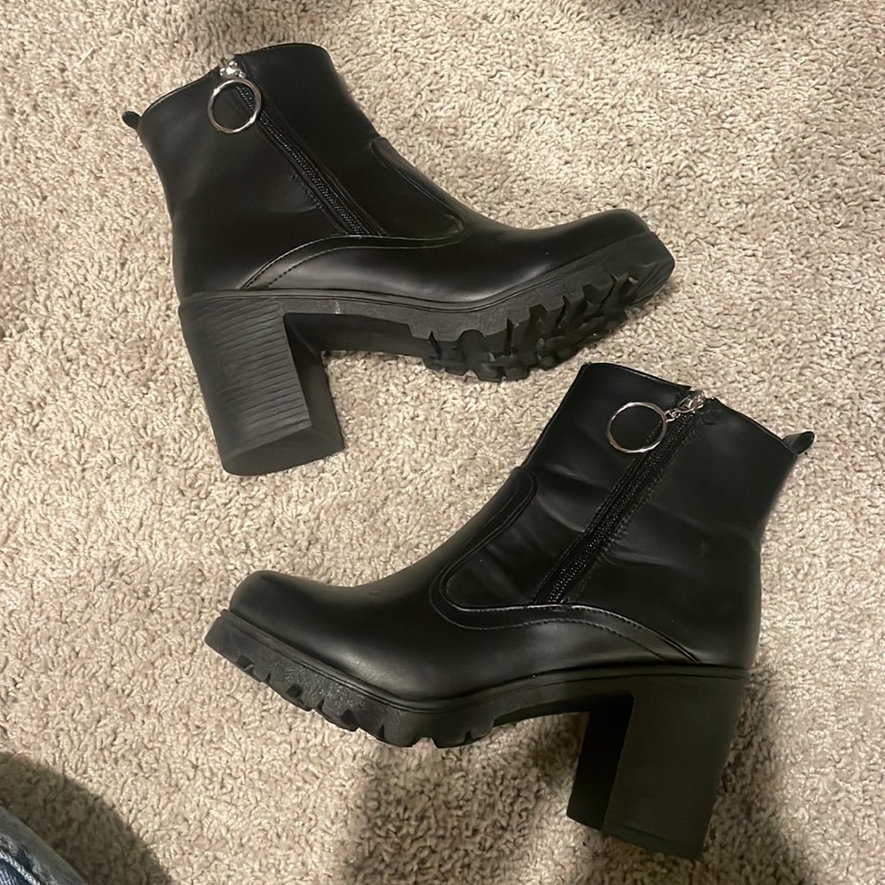 Size 7 black zip up boots.  So cute and comfortable, only worn a few times.